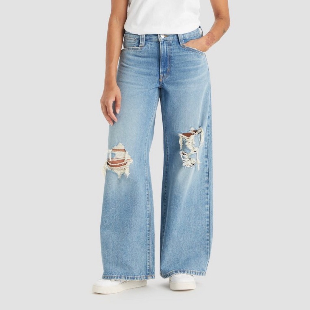 NWT women’s Levi’s mid-rise light blue distressed baggy wide leg jeans. Size 12
